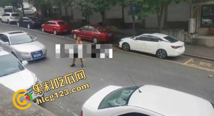 山西阳泉疯狂男子保晋路发疯砸车,连警车也不放过!-6