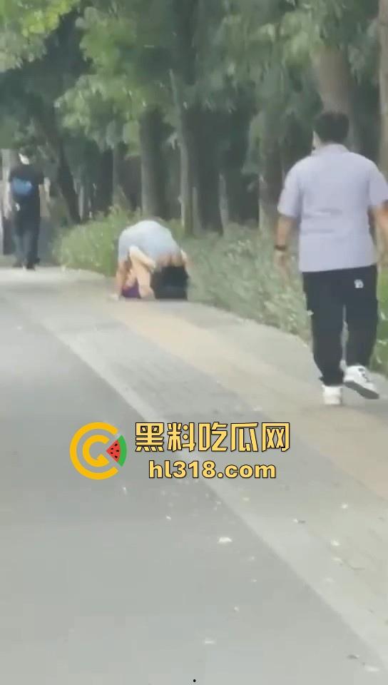 激情情侣马路边操逼!要不是有路人经过劝解还继续干,当路人都是你们两paly的一环呗!-4