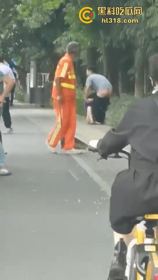 激情情侣马路边操逼!要不是有路人经过劝解还继续干,当路人都是你们两paly的一环呗!-7