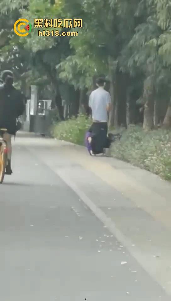 激情情侣马路边操逼!要不是有路人经过劝解还继续干,当路人都是你们两paly的一环呗!-8