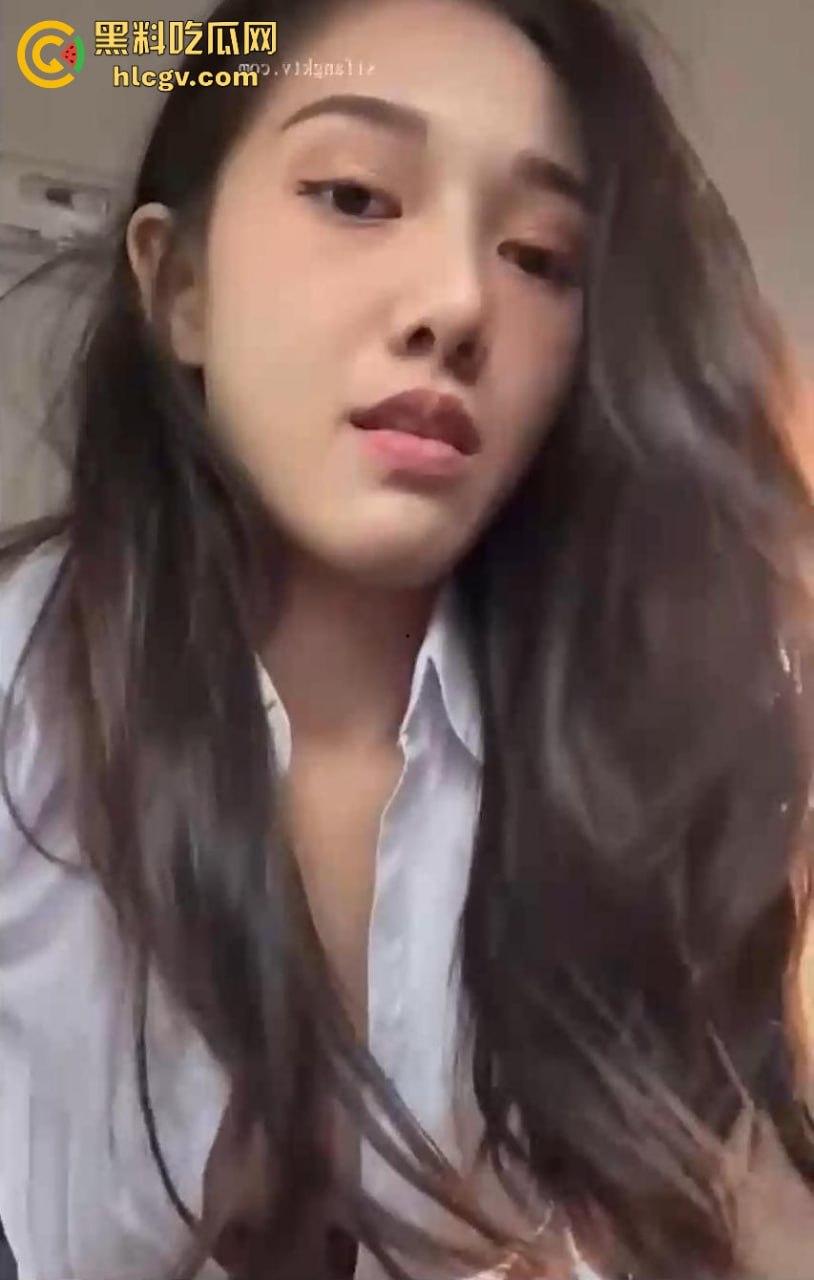 成都师范泰国留学生户外车震！23岁辣妹『莱慕尔』车里不够爽直接下车草堆打野炮，男友炫耀曝光！-2