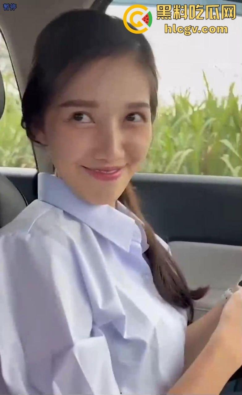 成都师范泰国留学生户外车震！23岁辣妹『莱慕尔』车里不够爽直接下车草堆打野炮，男友炫耀曝光！-3