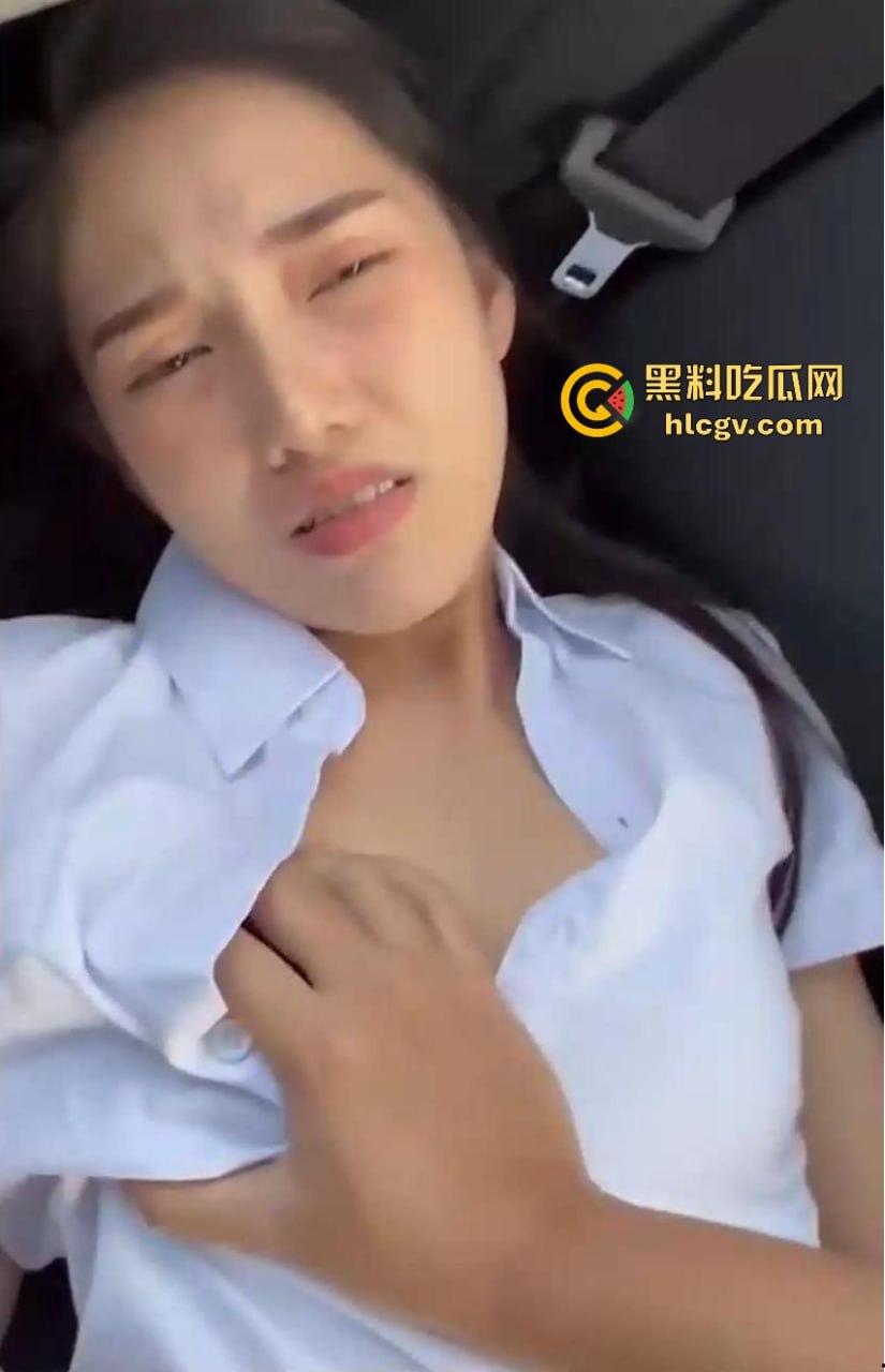 成都师范泰国留学生户外车震！23岁辣妹『莱慕尔』车里不够爽直接下车草堆打野炮，男友炫耀曝光！-4