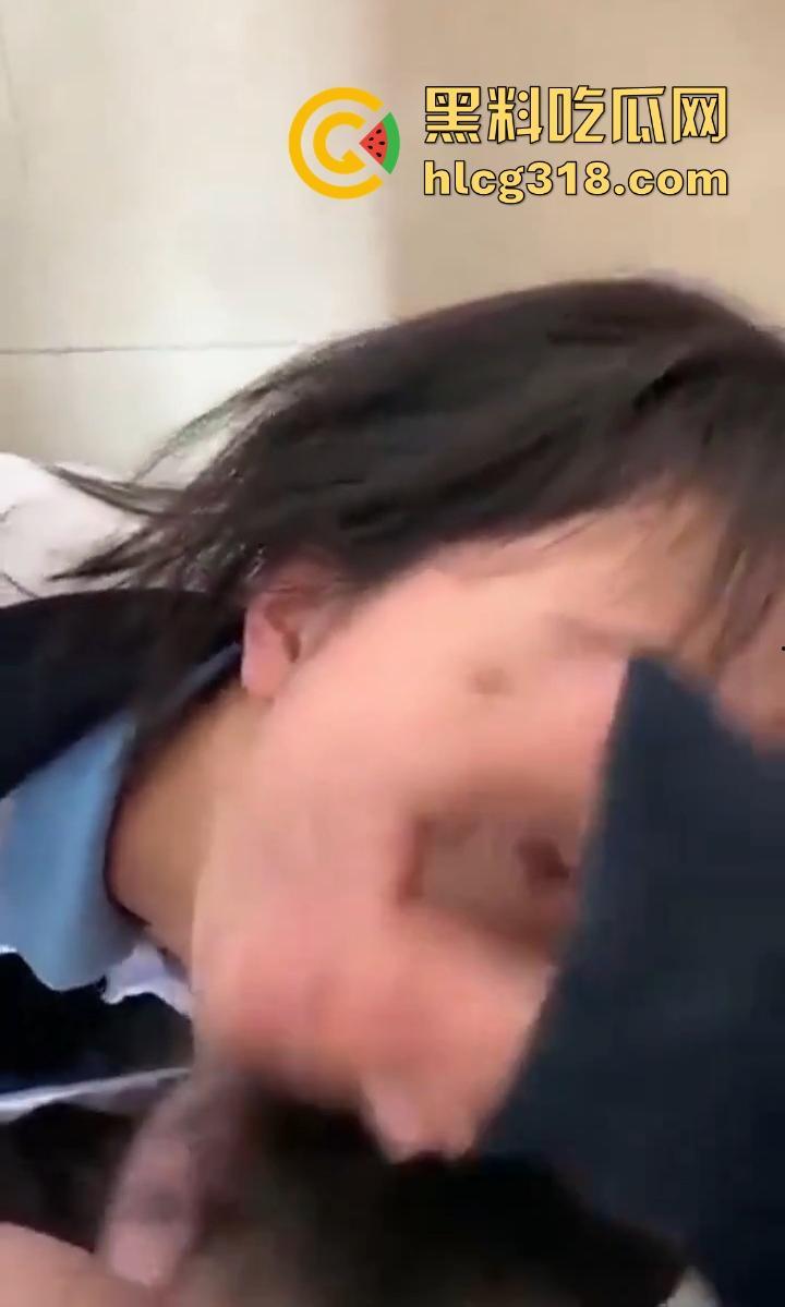 清纯反差高中学妹【李诗雨】跪地深喉肉棒眼神魅惑勾魂,微胖巨乳,极其淫乱母狗气质十足!-5