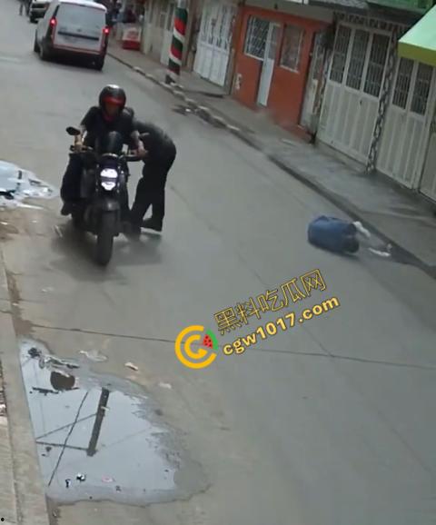 国外街头暗杀现场曝光:男子被暴徒直接爆头,警察瞬间反击,匪徒命丧街头,剩者逃窜,命运堪忧-4