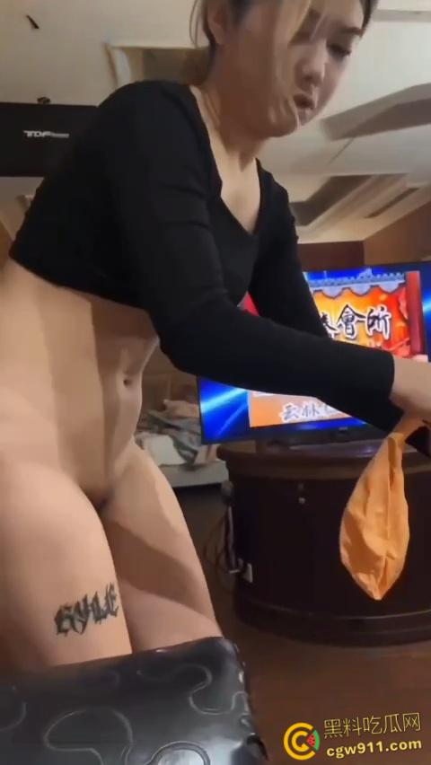 贵州甜美幼师【黄语兹】,大尺度自慰酒店3P视频曝光,身材火辣叫声骚炸天,胸前纹身完美实锤 !-6