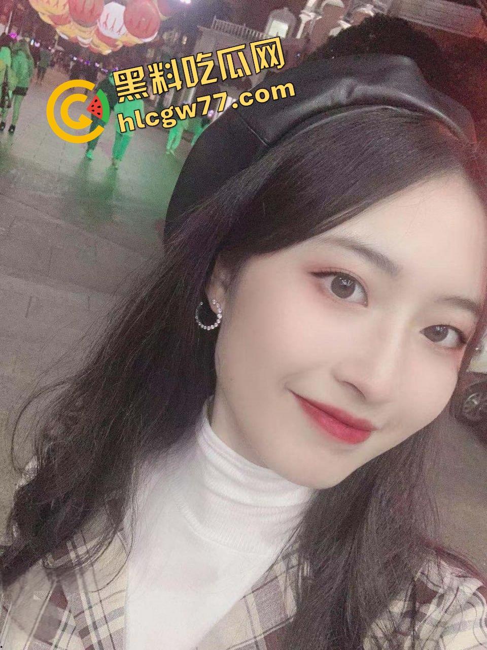 江苏镇江牙科护士『王静怡』出轨视频曝光,戴眼镜的巨乳人妻全程露脸舔蛋口爆,被中出操到骚叫成狗!-1