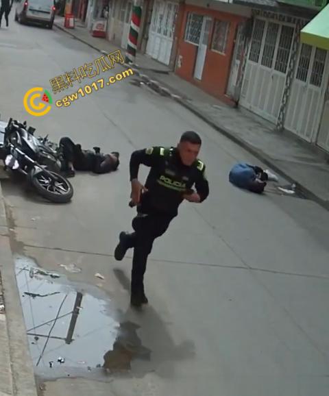 国外街头暗杀现场曝光:男子被暴徒直接爆头,警察瞬间反击,匪徒命丧街头,剩者逃窜,命运堪忧-9