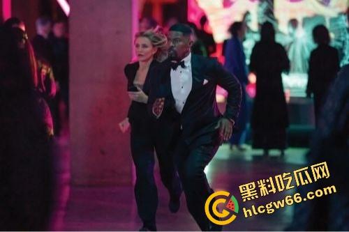 2025最新动作猛片《重返行动》震撼来袭!顶级特工夫妻重出江湖,一边打架一边撒狗粮,燃爆全场!-5