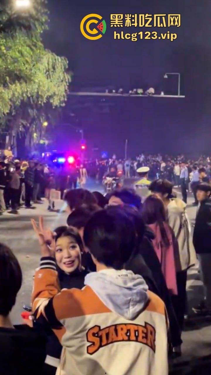 欠收拾!鬼火少年济南闹市区炸街 飙车放火 大街蹦迪 人还是不能吃得太饱!-1