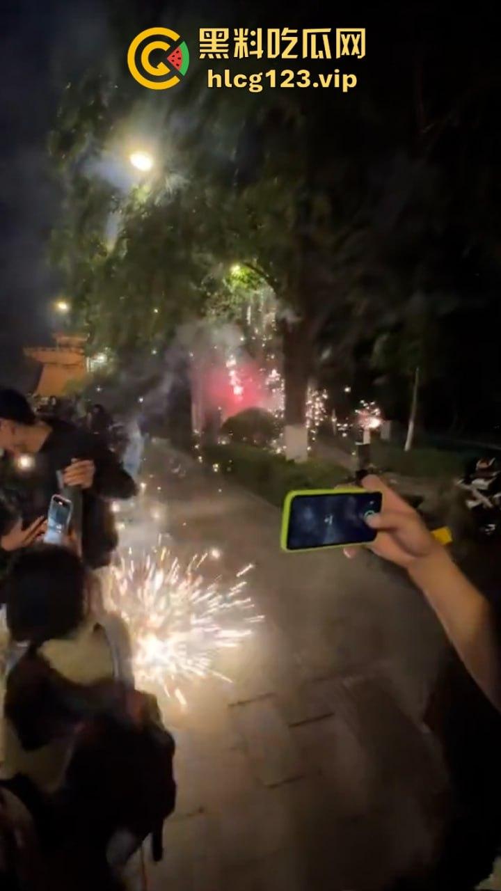 欠收拾!鬼火少年济南闹市区炸街 飙车放火 大街蹦迪 人还是不能吃得太饱!-2