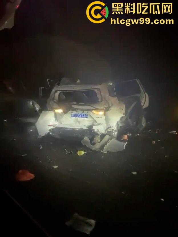 沪渝高速多车连环追尾,现场惨烈!小车加塞大车被夹成汉堡肉馅,现场警笛声不断-7