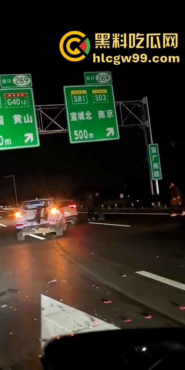 沪渝高速多车连环追尾,现场惨烈!小车加塞大车被夹成汉堡肉馅,现场警笛声不断-8