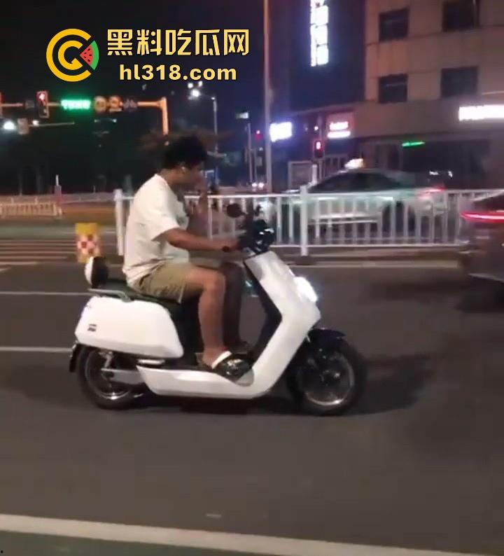 专业鬼火车手为我们评测那种刹车方式最好,臀刹手刹脸刹三种不同的方式,苦练绝技,一般人请勿模仿!-1