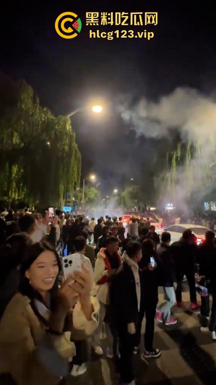 欠收拾!鬼火少年济南闹市区炸街 飙车放火 大街蹦迪 人还是不能吃得太饱!-5