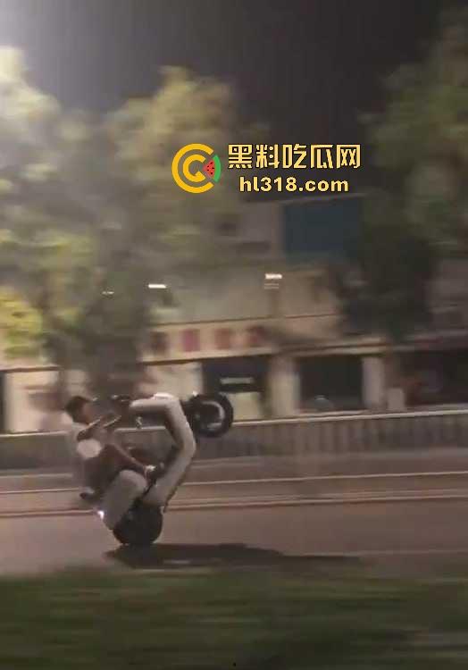 专业鬼火车手为我们评测那种刹车方式最好,臀刹手刹脸刹三种不同的方式,苦练绝技,一般人请勿模仿!-4