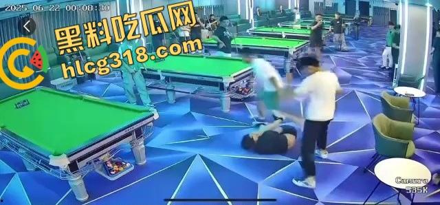 球杆打断还在踹,台球厅狠人拎命干架,倒地哥被打得脸变形连亲妈都快认不出来了!-2