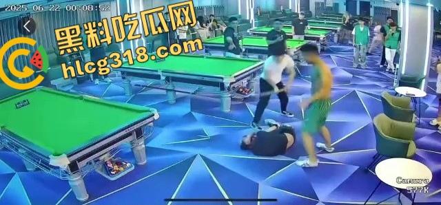 球杆打断还在踹,台球厅狠人拎命干架,倒地哥被打得脸变形连亲妈都快认不出来了!-3