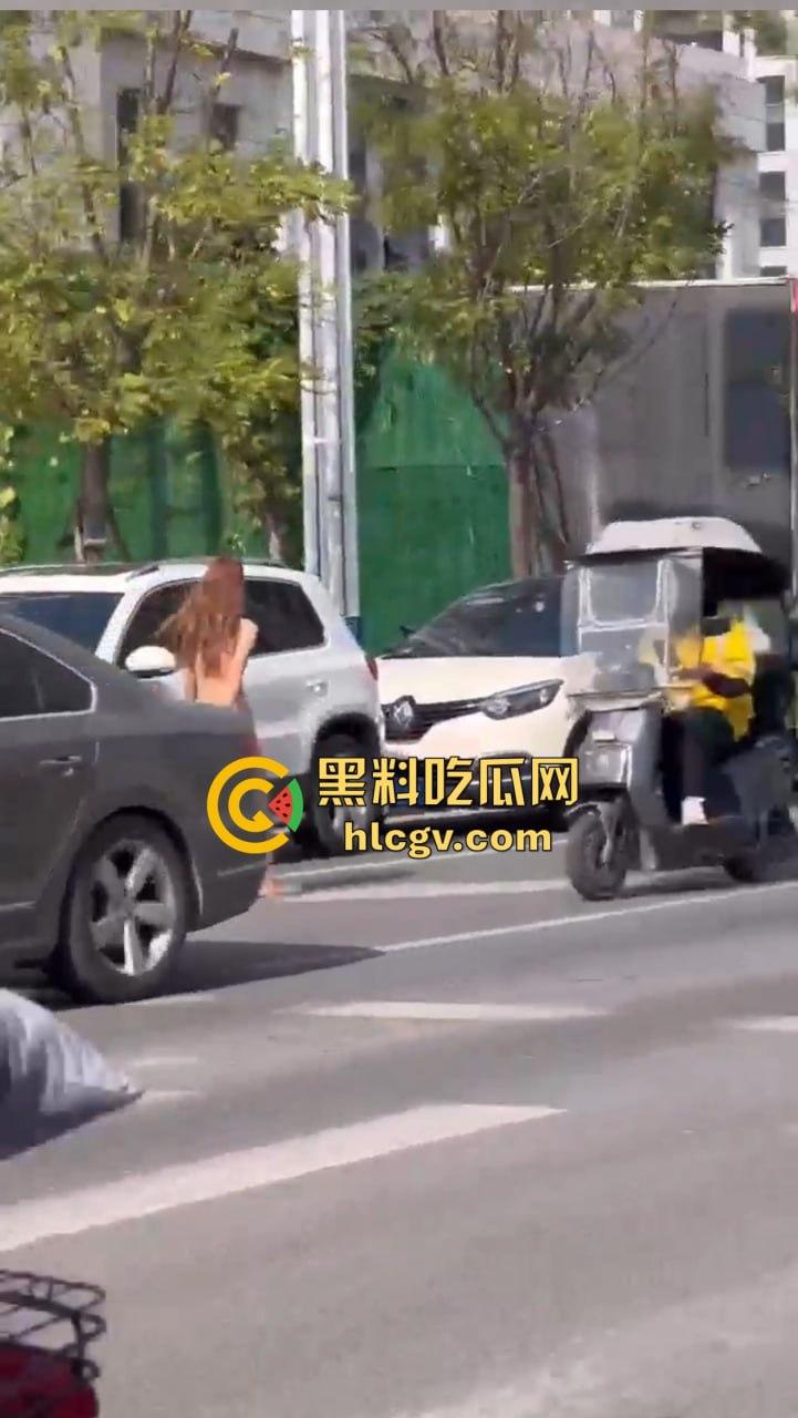 郑州惊现裸女出街,疑似LOL比赛BLG输给T1后赌气裸奔!肥臀当街晃眼,女子抖音『 Jing婧 』目前已销号!-8