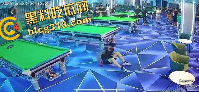 球杆打断还在踹,台球厅狠人拎命干架,倒地哥被打得脸变形连亲妈都快认不出来了!-6