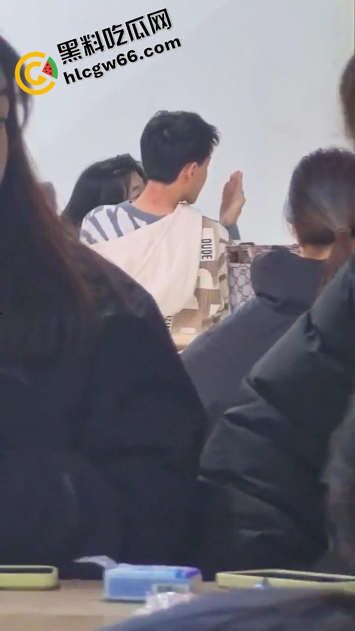 00后大学生太敢了，大学商店旁边直接开干，女的一骑到底爽叫连连，同学边吃瓜边看LIVE！-7