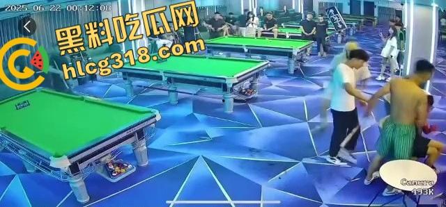 球杆打断还在踹,台球厅狠人拎命干架,倒地哥被打得脸变形连亲妈都快认不出来了!-10