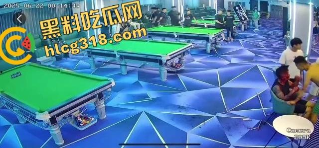 球杆打断还在踹,台球厅狠人拎命干架,倒地哥被打得脸变形连亲妈都快认不出来了!-12