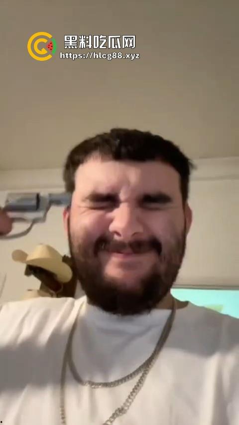 直播界的人才真多 为了礼物直播玩俄罗斯转盘然后死了 真枪实弹 可能就是外国人少的原因!-7