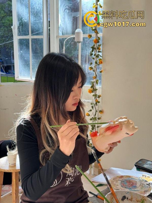 成都工商学院极品女大【林费晴】跟男友性爱视频流出,震动棒磨阴蒂口交,喷汁如泉涌湿透床单,反差刺激炸裂!-2