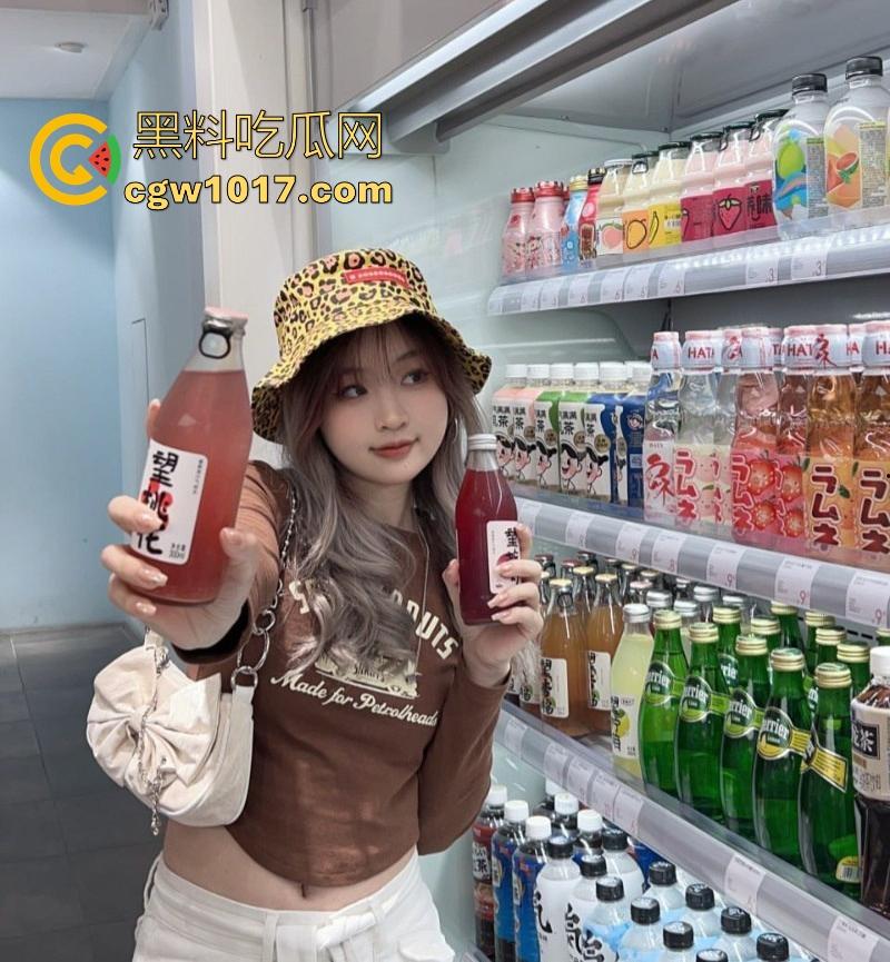 成都工商学院极品女大【林费晴】跟男友性爱视频流出,震动棒磨阴蒂口交,喷汁如泉涌湿透床单,反差刺激炸裂!-3