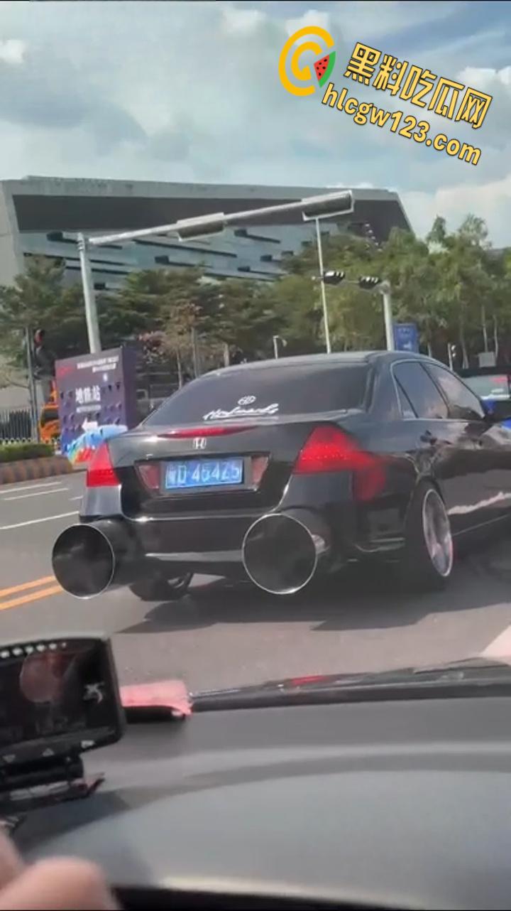 广东汕头一改装车上路被警察叔叔拖走,路人直呼这多大排量,排气管能塞进两个头!-1