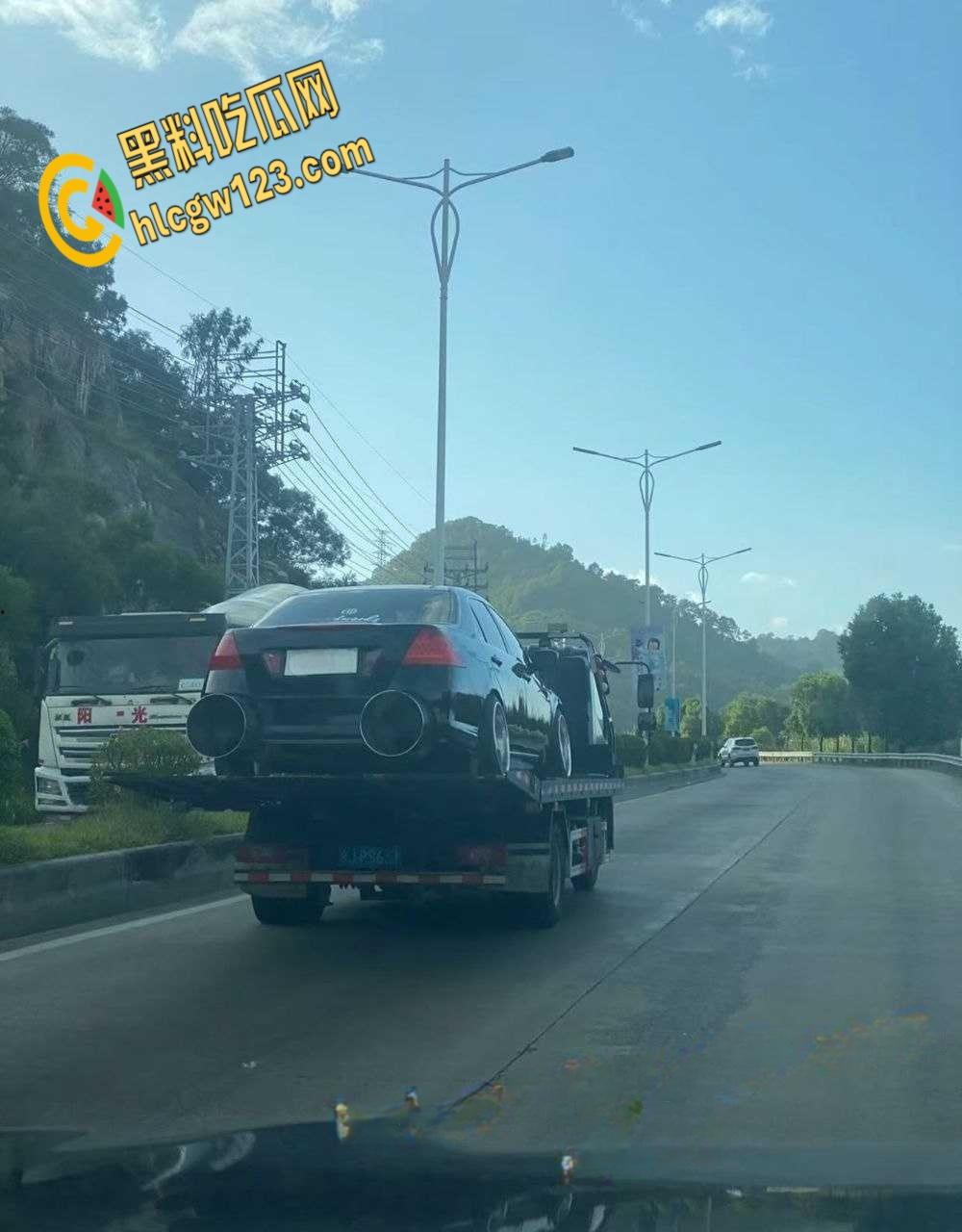 广东汕头一改装车上路被警察叔叔拖走,路人直呼这多大排量,排气管能塞进两个头!-3