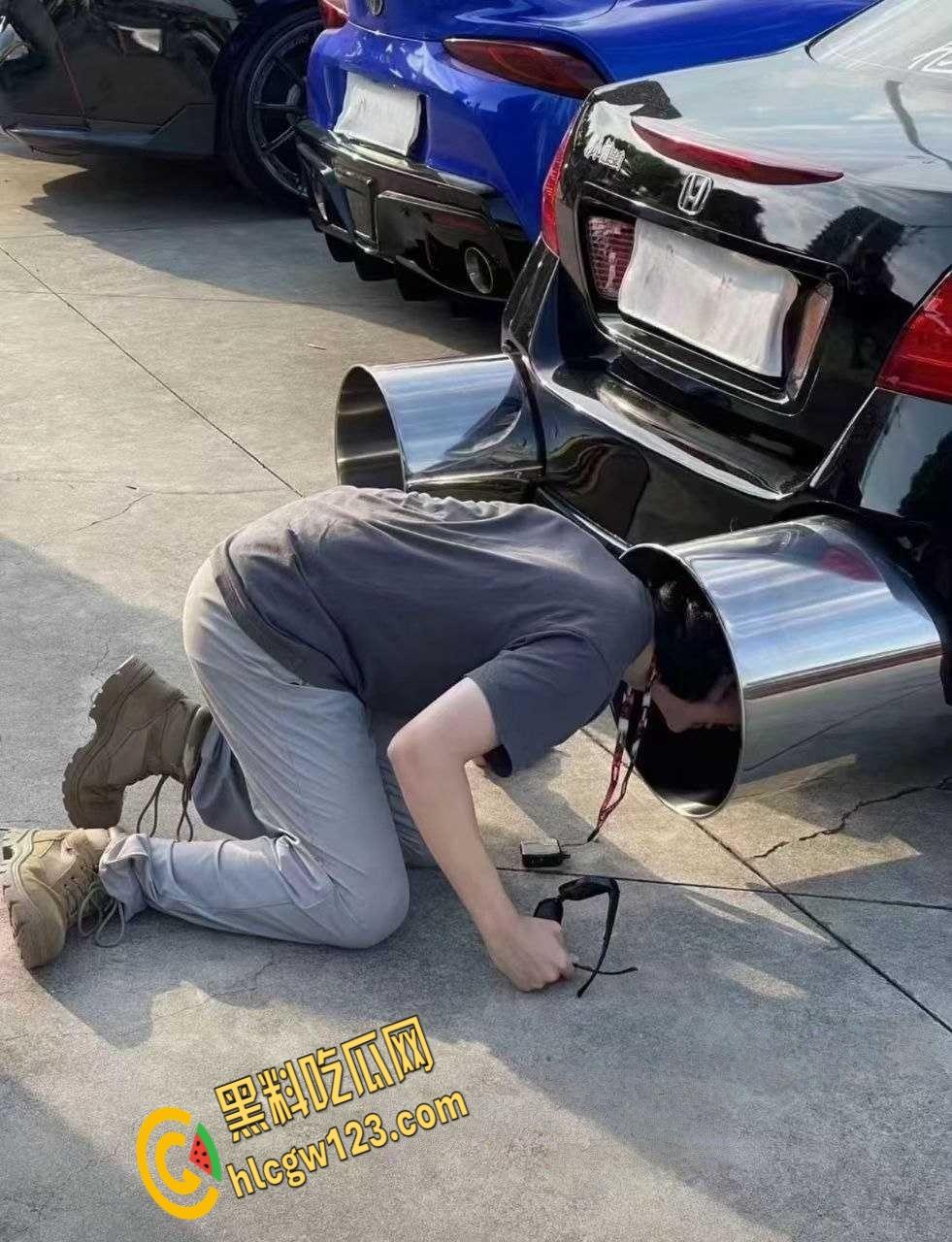 广东汕头一改装车上路被警察叔叔拖走,路人直呼这多大排量,排气管能塞进两个头!-4