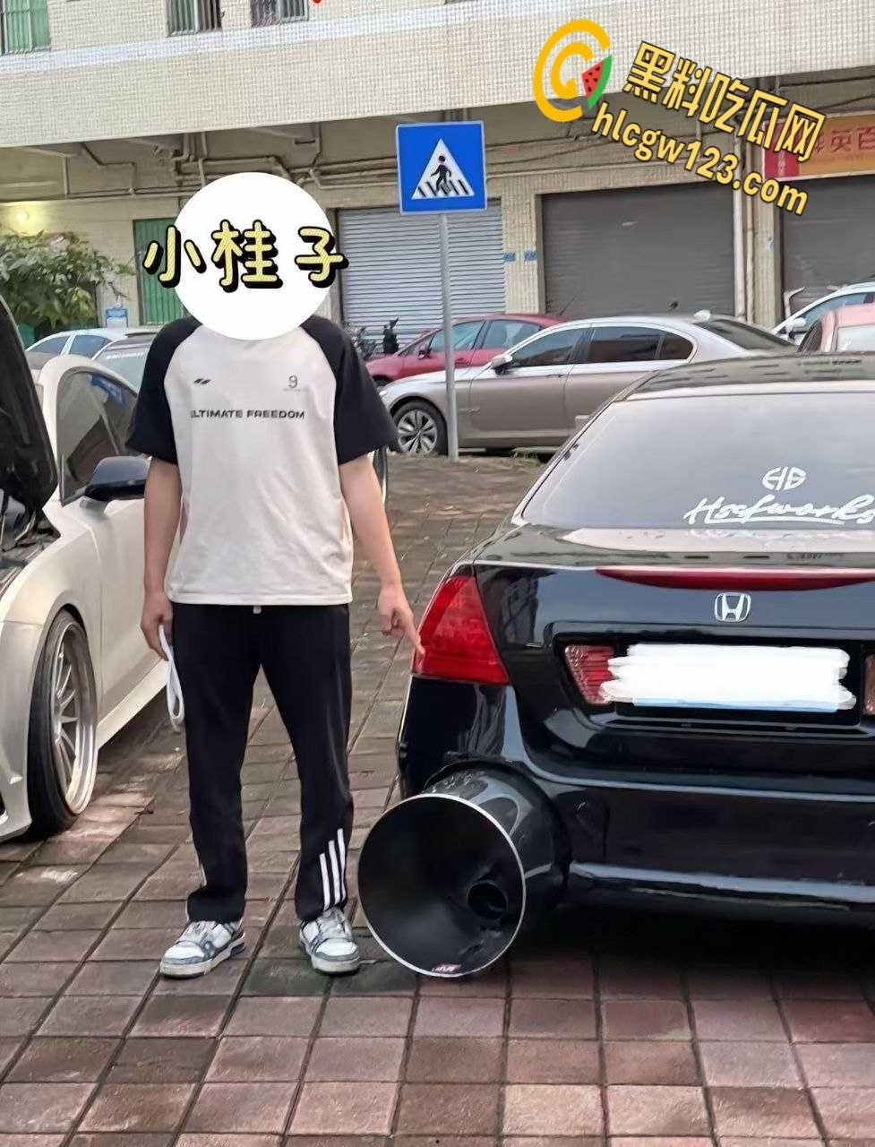 广东汕头一改装车上路被警察叔叔拖走,路人直呼这多大排量,排气管能塞进两个头!-5