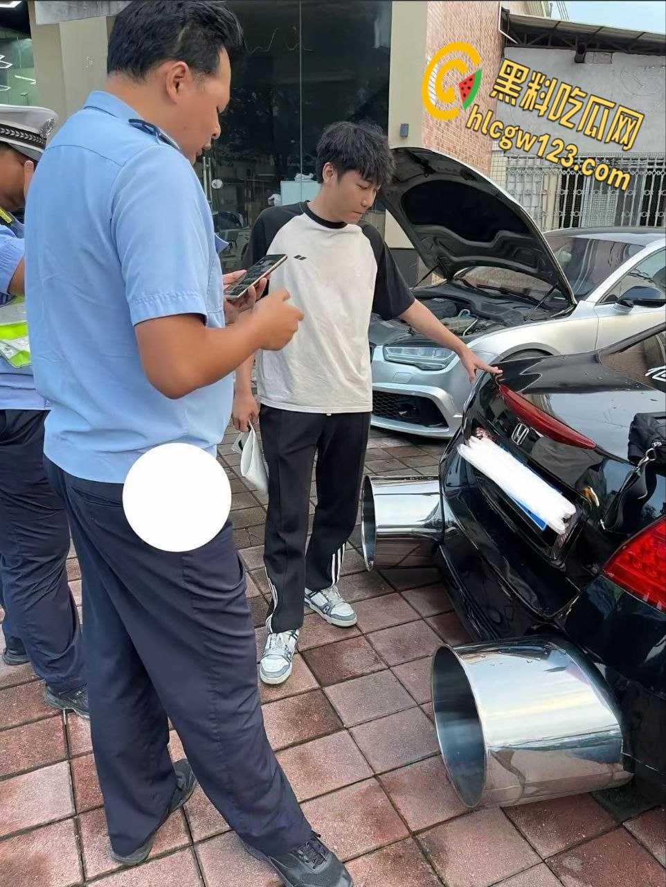 广东汕头一改装车上路被警察叔叔拖走,路人直呼这多大排量,排气管能塞进两个头!-6
