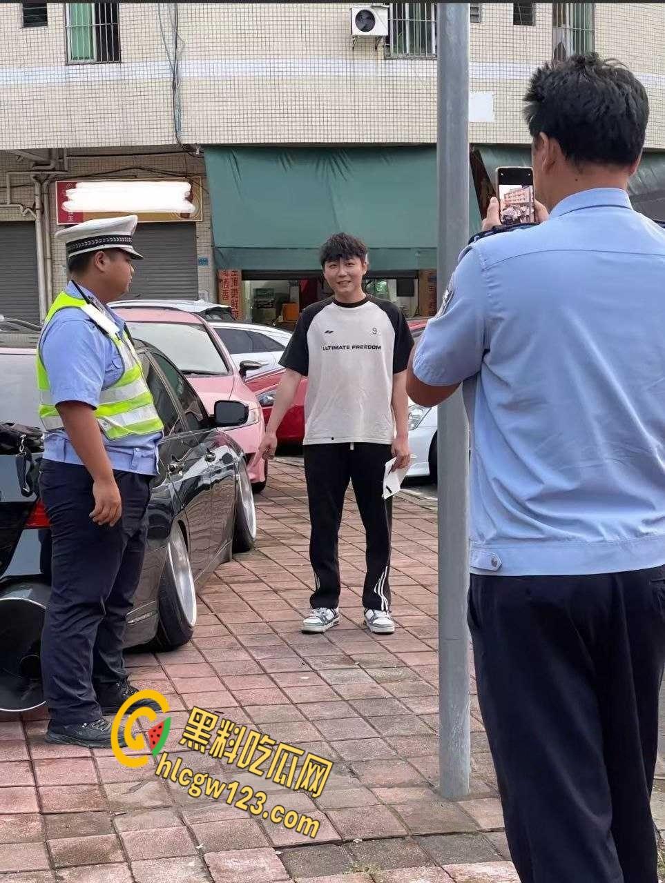 广东汕头一改装车上路被警察叔叔拖走,路人直呼这多大排量,排气管能塞进两个头!-7