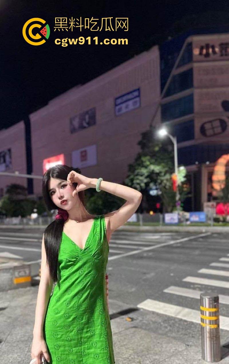 成都工商大学【李奕然】分手一月速变骚婊,soul约炮口交舔蛋视频曝光,女仆翘臀求操,炮友内射狂干!-1