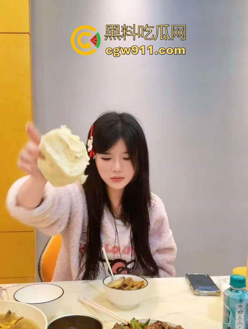 成都工商大学【李奕然】分手一月速变骚婊,soul约炮口交舔蛋视频曝光,女仆翘臀求操,炮友内射狂干!-3