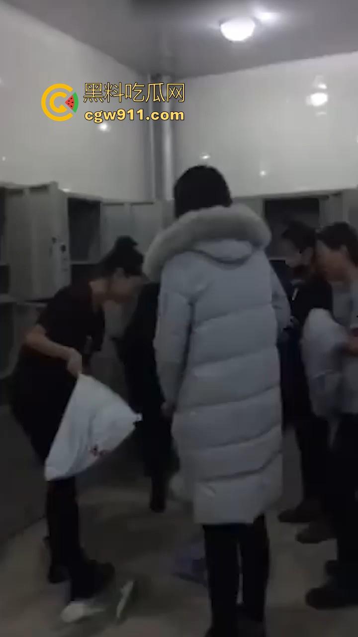 江苏大学调教女大潜入女澡堂偷拍为主人献媚,换衣间粉嫩肌肤尽收眼底,各式极品身材,曲线玲珑撩人到爆!-1