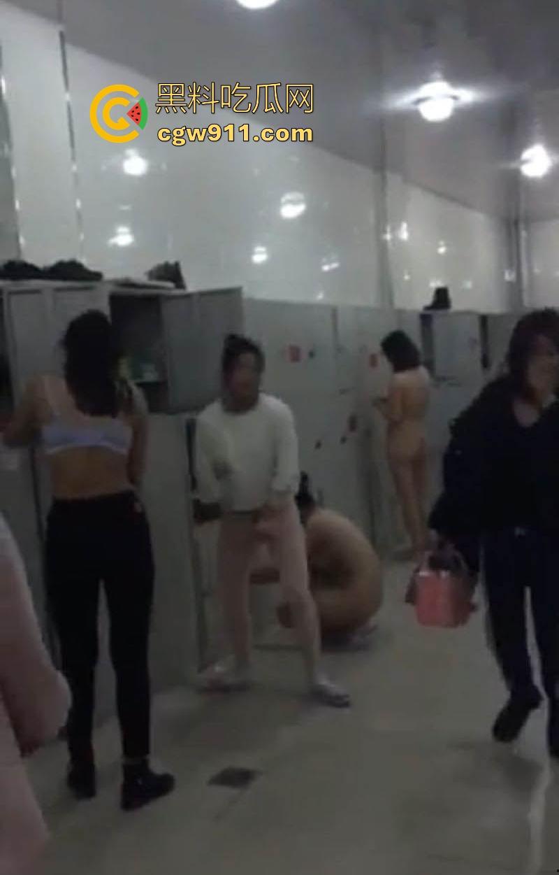 江苏大学调教女大潜入女澡堂偷拍为主人献媚,换衣间粉嫩肌肤尽收眼底,各式极品身材,曲线玲珑撩人到爆!-3