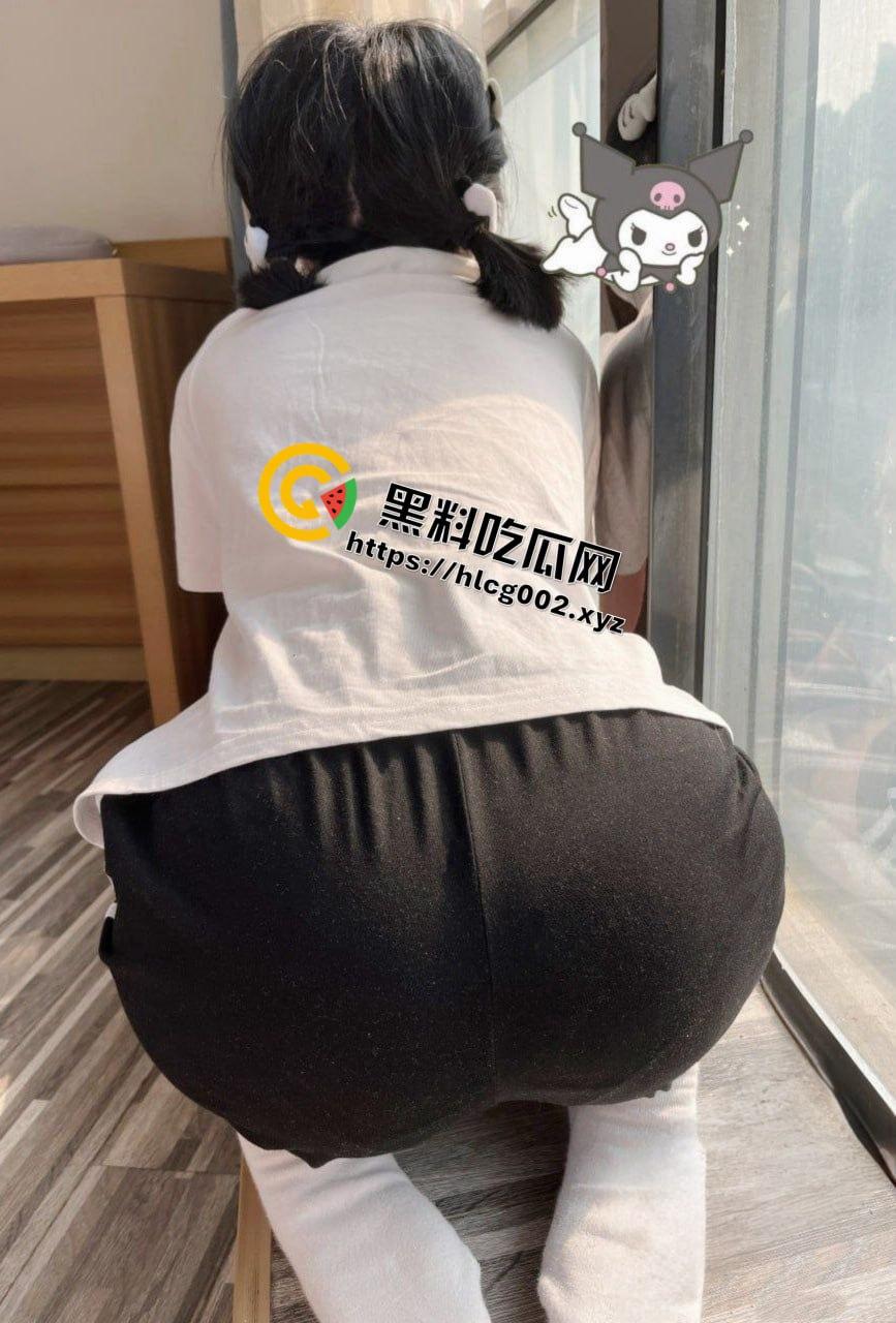 我的大一反差小母狗穿着无弹力短丝袜为我足交！最后啪啪后入她鲜嫩的肉穴！真爽啊！-5