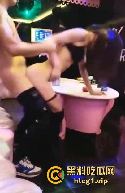 KTV男女边唱边干,顶着打桩机将日不落的高音唱上天,真是比腾格尔魔性!-3