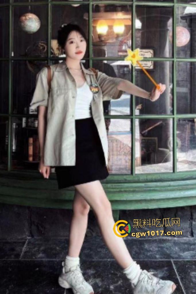 云南大学老师嫌工资低被富二代学生包养,黑丝渔网袜戴眼罩跪舔,厕所镜前站立后入还吐舌,这是真母狗!-1