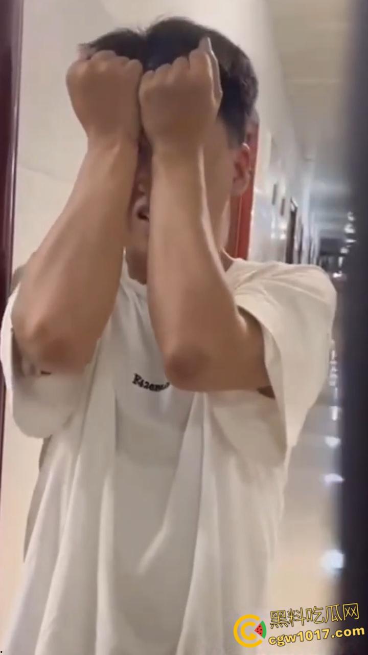 贵州民族大学偷拍男, 潜入女生宿舍进行偷拍给人家逮住,被发到表白墙上面曝光,这下洗也许不干净了 !-8