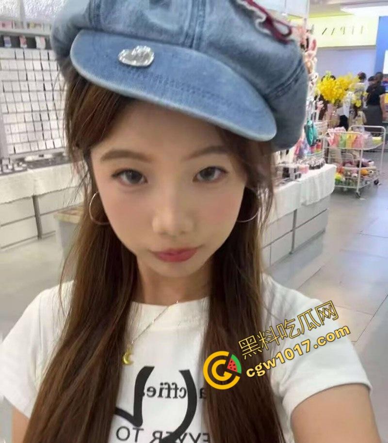 山东精神小妹【施雅雯】被调教视频曝光:酒店走廊、男厕所大尺度露出,露脸口交,骚到极致!-3