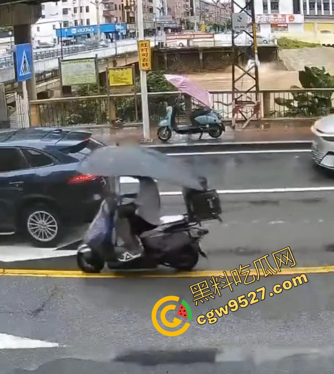 远离女司机!东莞一女司机因操作失误掉河里死亡,监控摄像头全程记录,这操作真牛!-2