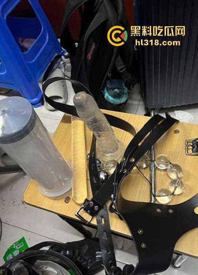 新生入学发现学姐的圣遗物,这学姐也太会玩了吧,灌肠器假鸡巴拉珠样样全,赶紧舔一下上面还有学姐淫水!-3