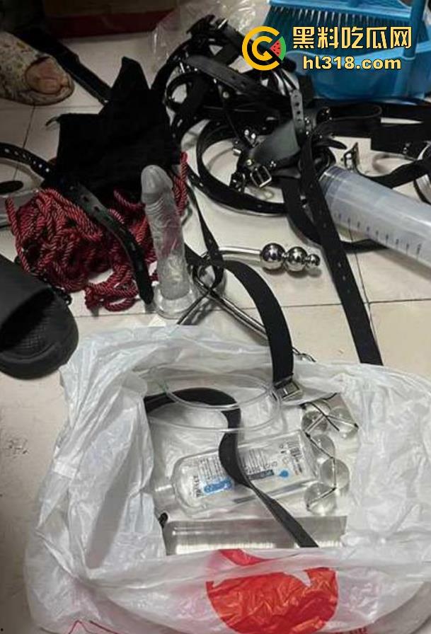 新生入学发现学姐的圣遗物,这学姐也太会玩了吧,灌肠器假鸡巴拉珠样样全,赶紧舔一下上面还有学姐淫水!-4