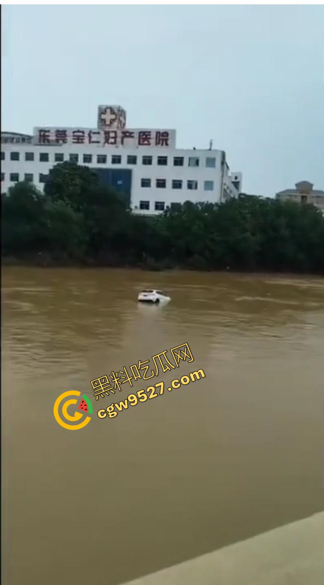 远离女司机!东莞一女司机因操作失误掉河里死亡,监控摄像头全程记录,这操作真牛!-8