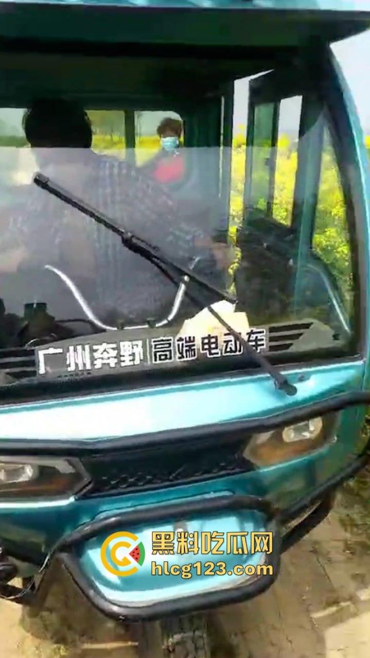 【牛逼车震】实拍六旬大爷宝刀未老 与美乳大妈三轮车上打野炮-1